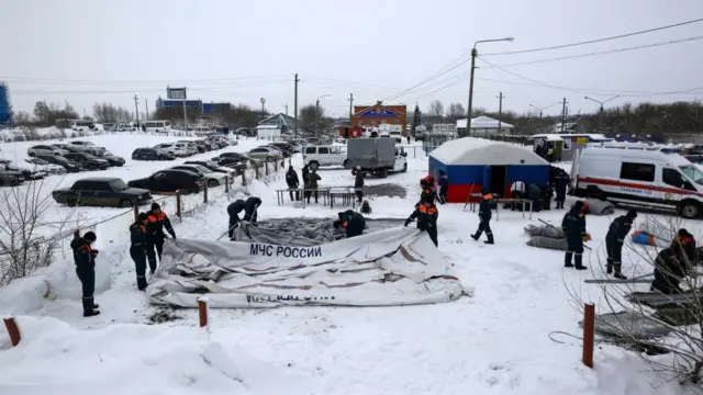 Парковка и тенты у въезда на шахту