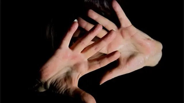 हिंसा से बचती औरत