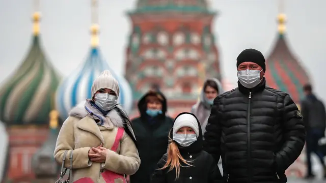 семья в масках на фоне Собора Василия Блаженного