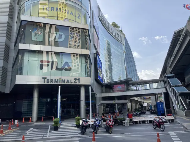 Tổ hợp Terminal 21 nổi tiếng sầm uất nay hầu hết các gian hàng đều đóng