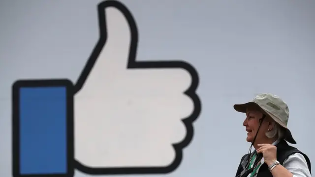 加州Facebook总部外墙上一幅点赞符号壁画（5/4/2018）