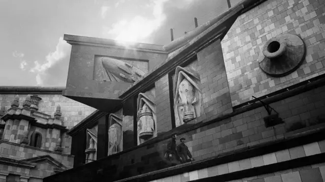 Побудований в Харкові спеціально для зйомок Інституту в гіперболізованій формі відтворив стиль архітектури радянського конструктивізму