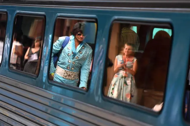 الممثل الساخر، ريكي فورد