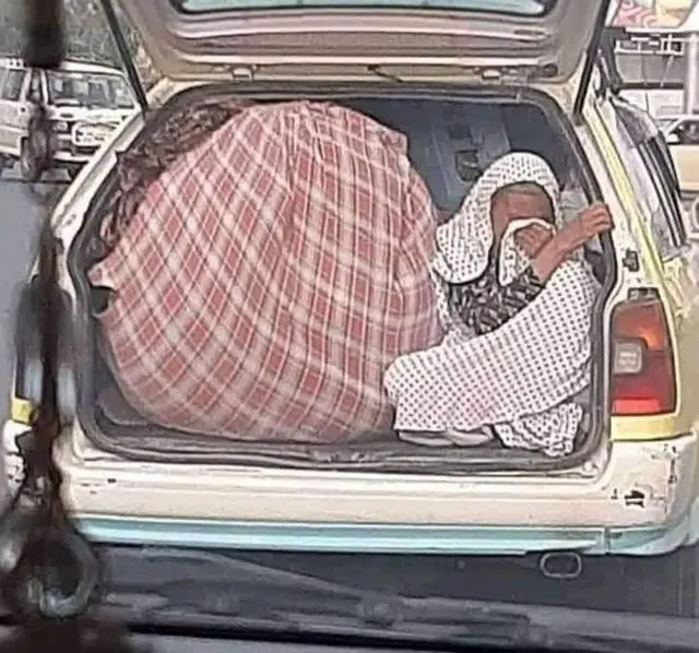 په خواله رسنیو کې د دغې ښځې تصویر چې ویل کېږي په کندهار کې د جګړې له کبله خپلې مېنې وتلې، پراخ غبرګونونه راپارولي.