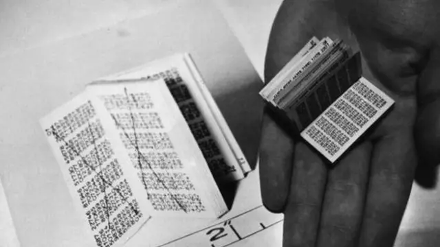 Una persona frente a un libro escrito en clave