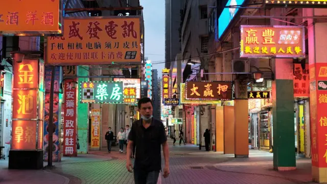 澳门一处赌场区一名男子走过空荡的街道(24/3/2020)