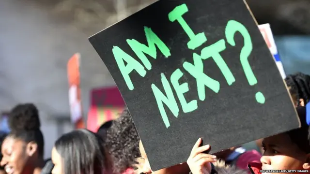 वाशिंगटन में बंदूक विरोधी प्रदर्शनकारी