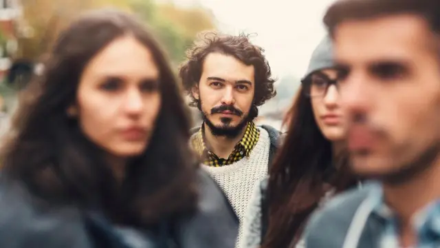 إدراكنا أننا محط نظر وتركيز شخص آخر يشتت انتباهنا عن سائر الأشياء