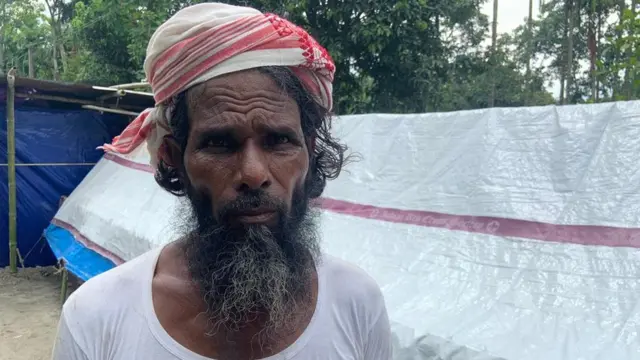 बाढ़ ज़ाकिर के परिवार के मकान को बहा कर ले गई