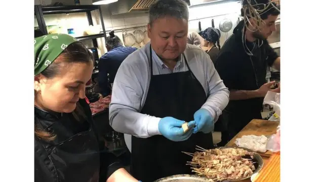 Т. Сарлыкбек уулу: Малайзияда тамак-аш бул жакка салыштырмалуу эки эсе арзан. Ооба, мен билет сатып алып жатам, албетте, бирок ал жерде бир ай жашап келсең, Кыргызстандагы бир ай жашаган менен окшош эле чыгым кетет