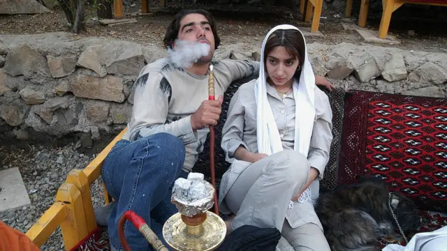 ইরানের জারদবন্দ শহরে একটি ক্যাফেতে এক তরুণ ও তরুণী (ফাইল চিত্র)