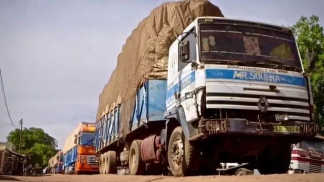 Les accords de libre-échange visent à réduire les tarifs douaniers entre les pays membres et à supprimer les taxes à la frontière ou les barrières commerciales sur les marchandises.