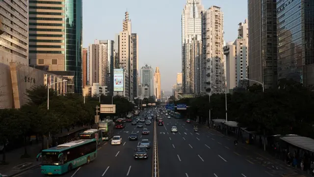 Thâm Quyến nhanh chóng trở thành một thành phố sầm uất sau khi thiết lập đặc khu kinh tế đặc biệt dưới thời Đặng Tiểu bình vào 1979