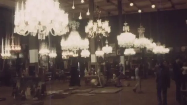 حراج برخی وسائل کاخ‌های سلطنتی بعد از انقلاب در ساختمان وزارت دربار