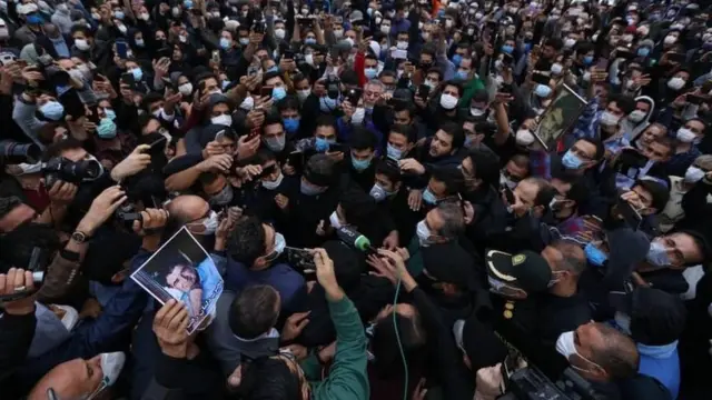 همایون شجریان در جمع دوستداران پدرش در بهشت زهرا