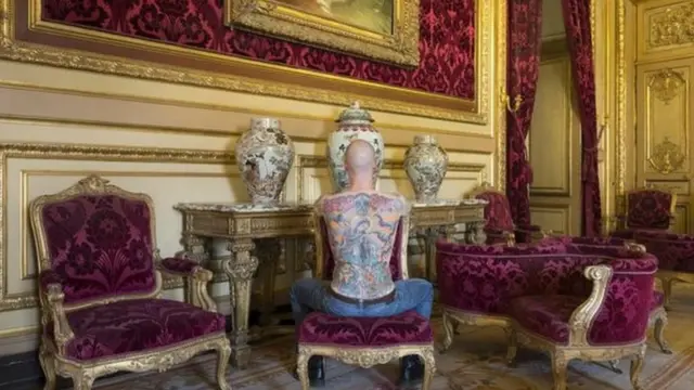 Steiner akikaa mgongo wazi ili kuunadi mchoro huo