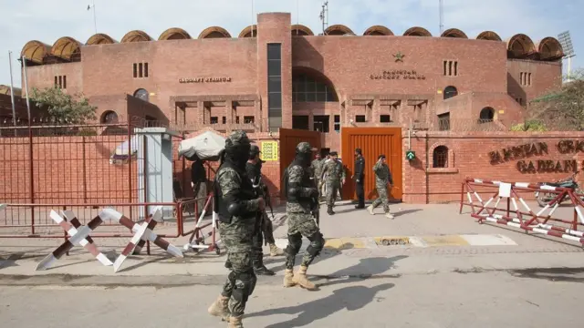 गद्दाफ़ी स्टेडियम की किलेबंदी