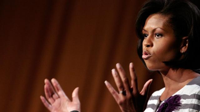 Michelle Obama dando un discurso.