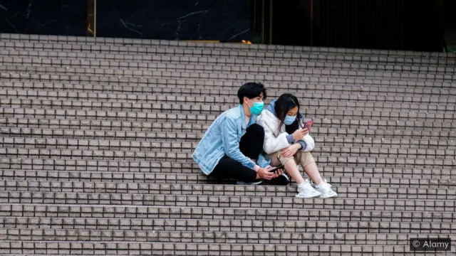 హాంకాంగ్ యువతరానికి ఏకాంతం కరువవుతోంది