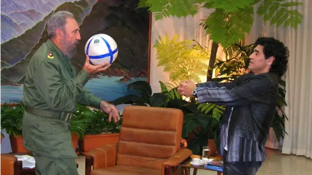 Fidel Castro joga com seu amigo Diego Armando Maradona