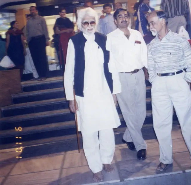 ખુલ્લા પગે હુસૈન