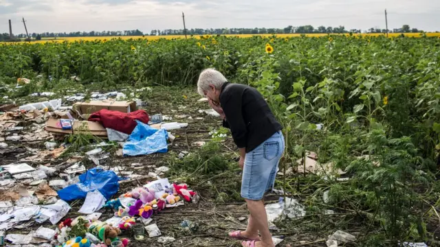 Malezya Hava Yolları'na ait MH17 uçağın enkazı ve çevresindekiler