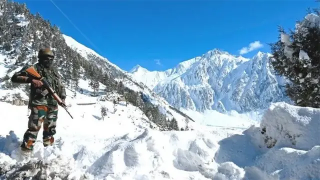 పహారా కాస్తున్న సైనికుడు