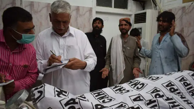 இறந்தவர்களை அடையாளம் காணும் உறவினர்கள்.