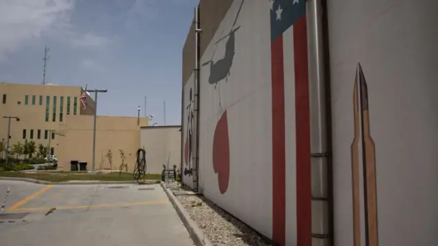 কাবুলে আমেরিকান দূতাবাস চত্বর। আমেরিকান সরকার এখনও বলছে দূতাবাস বন্ধ হবেনা।