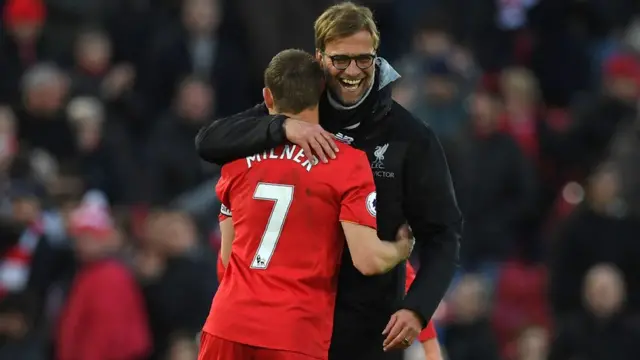 Huấn luyện viên Liverpool Jurgen Klopp chúc mừng James Milner sau trận thắng Burnley hôm 12/3