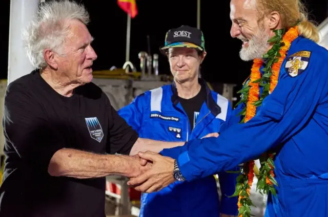 Don Walsh (ibumoso) wacubiye bwa mbere mu ntera ndende y'ubujyakuzimu bw'inyanja ya Pasifika mu gace ka Mariana Trench mu 1960, ashimira Victor Vescovo (iburyo)