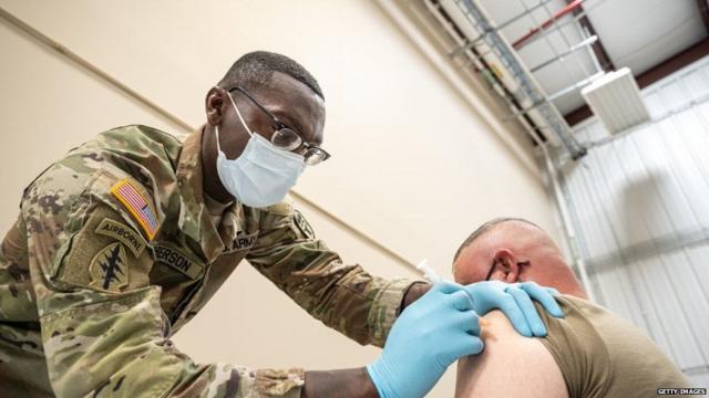 अमेरिकी सैनिक टीका लगवाते हुए