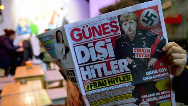 Güneş gazetesinin birinci sayfasında Merkel, Adolf Hitler gibi tasvir edilmiş.