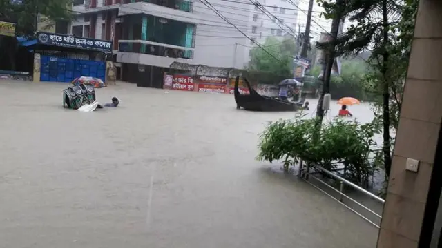 শহরের রাস্তায় চলছে নৌকা