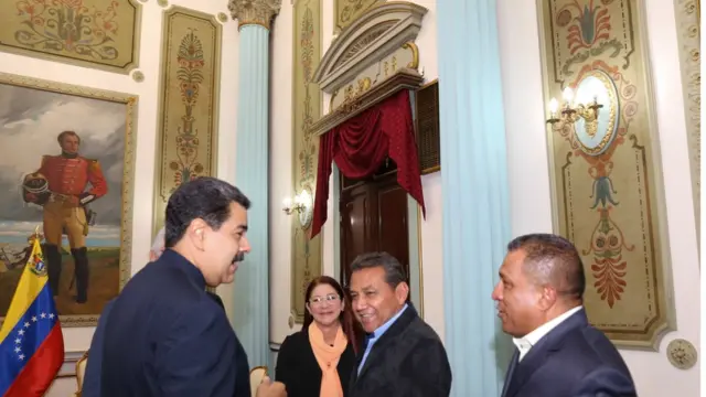 Maduro con los opositores.