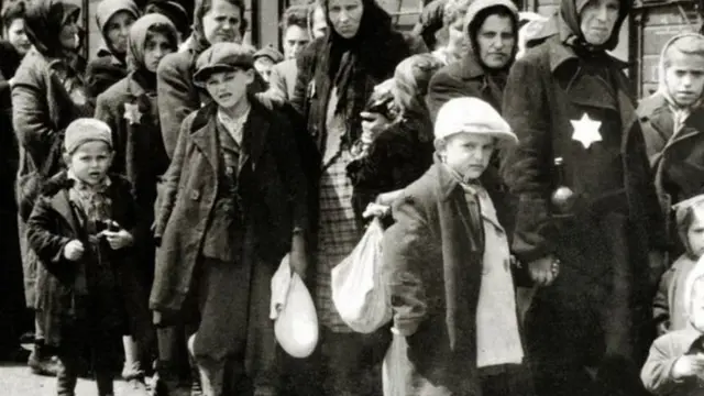 يهود إبان الحكم النازي بعضهم يرتدي الشارة المميزة