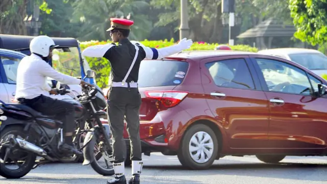 வாகன நெரிசலை கட்டுப்படுத்தும் ராணுவம்