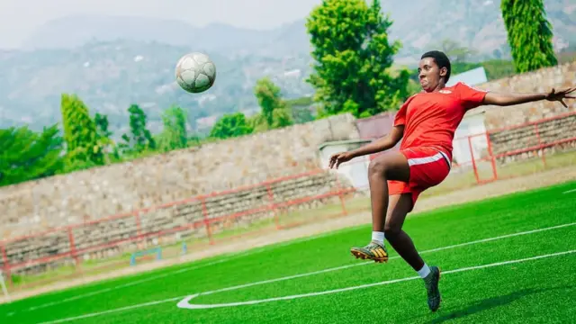 Umupira w'amaguru niwo avuga ko akunda cane mu yindi mikino akina