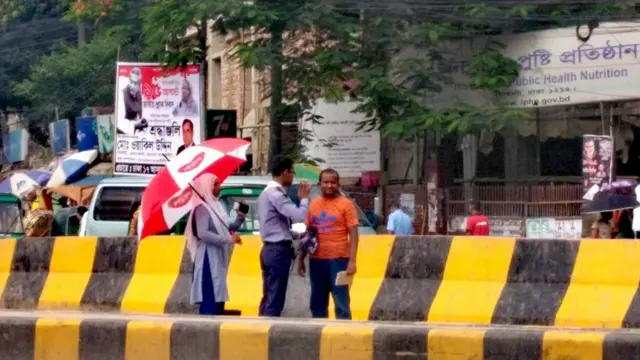 যত্রতত্র রাস্তা পার না হতে পথচারীদের সচেতন করা হচ্ছে।