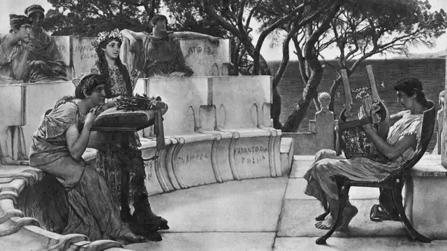 సాఫోను ప్రముఖ స్వలింగ సంపర్క కవయిత్రిగా నేడు గౌరవిస్తున్నారు.