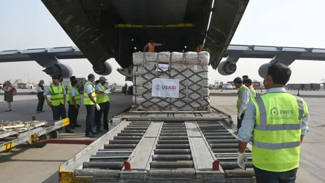 ભારતીય વાયુસેના અત્યાર સુધીમાં સિંગાપુરથી 21, બૅંગકૉકથી 11 અને જર્મનીના ફ્રેન્કફર્ટથી 4 ક્રાયોજેનિક ઓક્સિજન કન્ટેનર્સ દેશમાં લાવી ચૂકી છે. ભારતીય વાયુસેના આવી જ રીતે અત્યાર સુધીમાં 900 ખાલી ઓક્સિજન સિલિન્ડર્સ બ્રિટનથી દેશમાં લાવી છે.