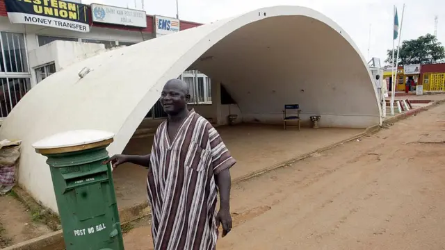 Man dey wak past post office
