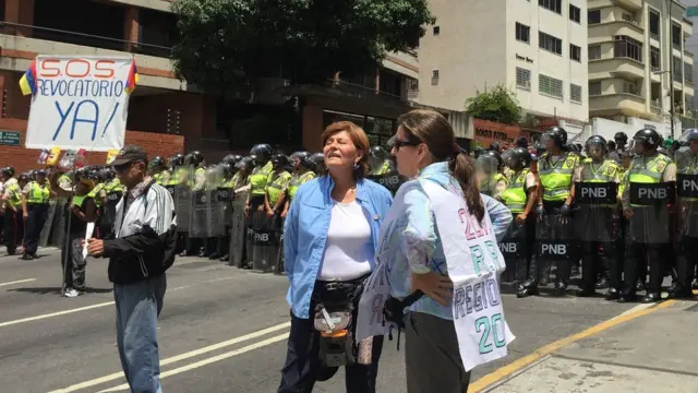 Manifestantes frente a la policía