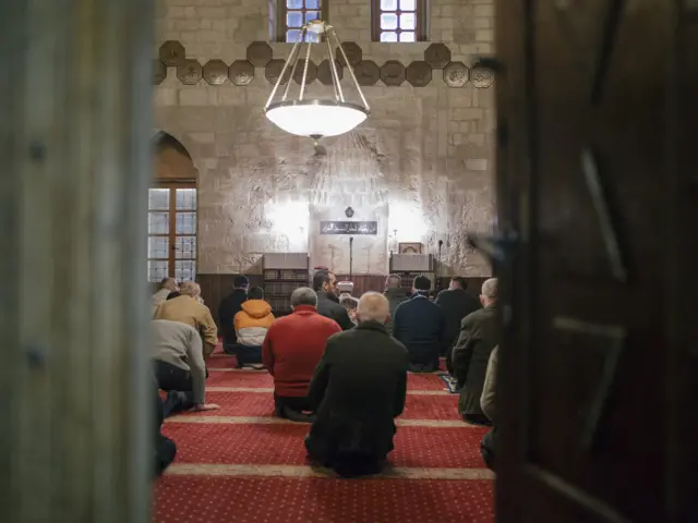 Mesec ramazan je mesec obaveznoga posta za sve punoletne, zdrave muslimane koji nisu na putu.