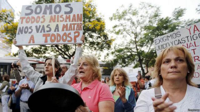 Cartel en una marcha acusando a la expresidenta Cristina Fernández de Kirchner de estar detrás de la muerte de Nisman.