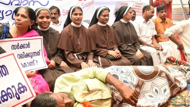 ਕੋਚੀ ਵਿਖੇ ਜਲੰਧਰ ਦੇ ਪਾਦਰੀ ਫਰੈਂਕੋ ਮੁਲੱਕਲ ਦੀ ਗ੍ਰਿਫ਼ਤਾਰੀ ਦੀ ਮੰਗ ਨੂੰ ਲੈ ਕੇ ਧਰਨੇ 'ਤੇ ਬੈਠੀਆਂ ਨਨਜ਼