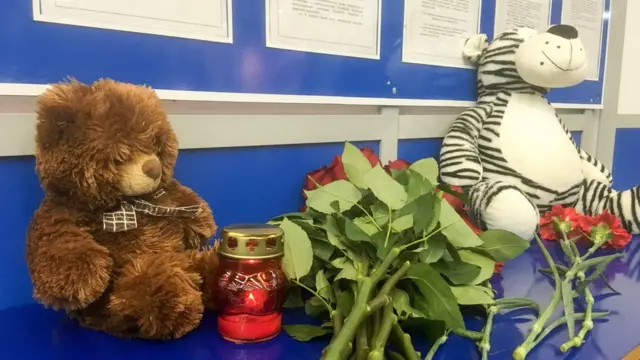 Цветы, свечи и мягкие игрушки в аэропорту Мурманскав в память о погибших в авиакатастрофе