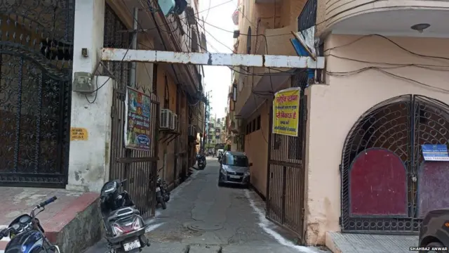 गली के प्रवेश द्वार पर लगा पलायन का बैनर