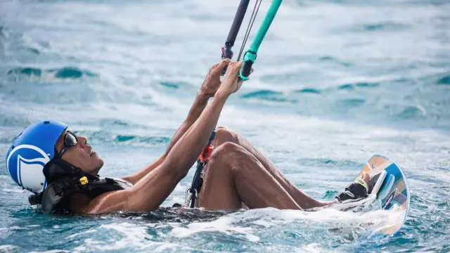 奥巴马玩风筝冲浪