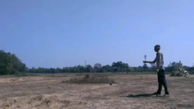 சில கிராம மக்கள் கைகள் கட்டப்பட்டு உட்கார வைக்கப்பட்ட ஆற்றுக்கு அருகில் உள்ள இடம்